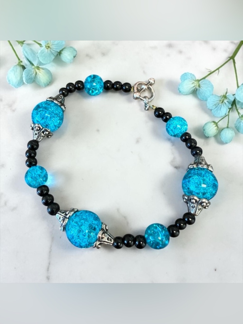 🖤Turquoise Crackle Glass and Black Bead Bracelet/EUC🖤